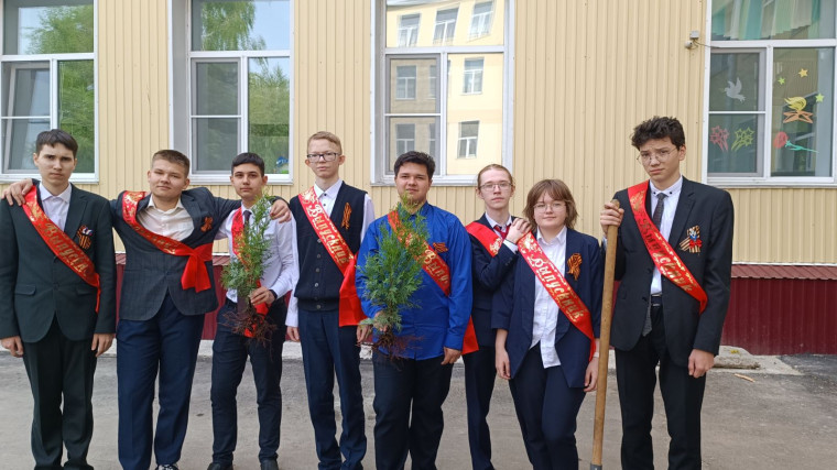 Выпускники 10 класса посадили деревья и цветы на "Аллее выпускников".