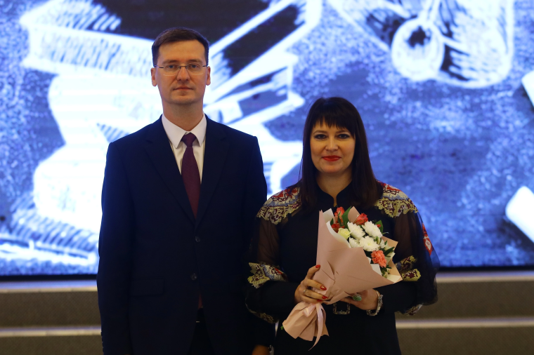 Поздравляем директора ОГКОУ "Школа-интернат № 26" с присвоением почётного звания "Почётный работник сферы образования Российской Федерации"!.